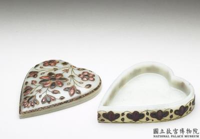 图片[2]-Jade leaf-shaped box with floral applique, India-China Archive